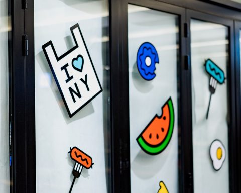 Verschillende handgrepen voor keukenkastjes naast elkaar op een houten ondergrond