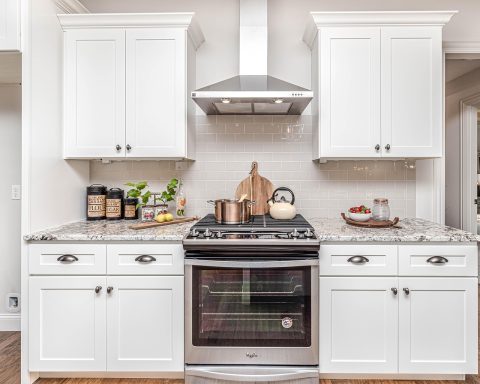 Man plaatst een spatscherm in de keuken achter het fornuis
