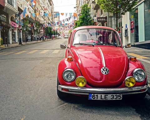 Volkswagen Up geparkeerd in een stadsstraat