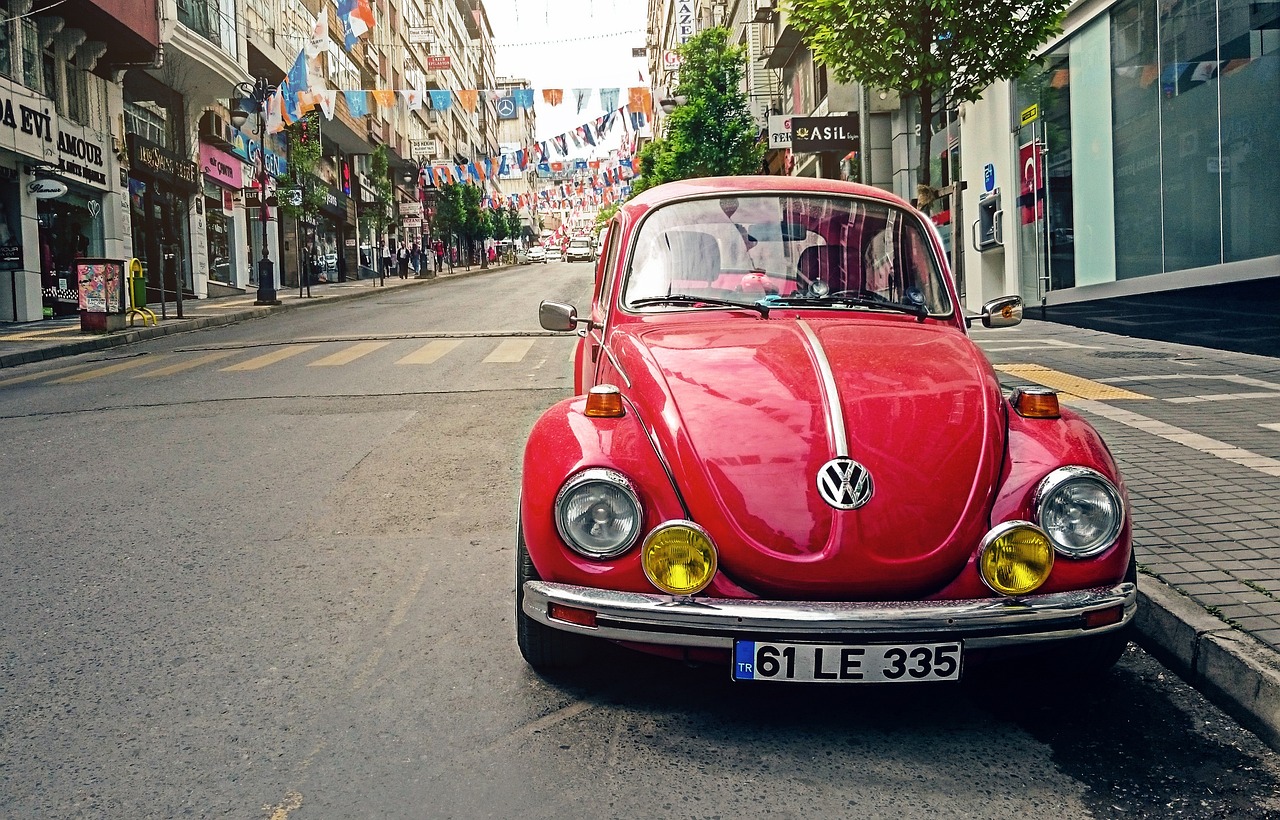 Volkswagen Up geparkeerd in een stadsstraat