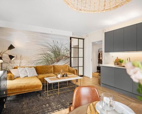 Wandlamp in een moderne keuken die sfeerverlichting geeft naast het aanrecht