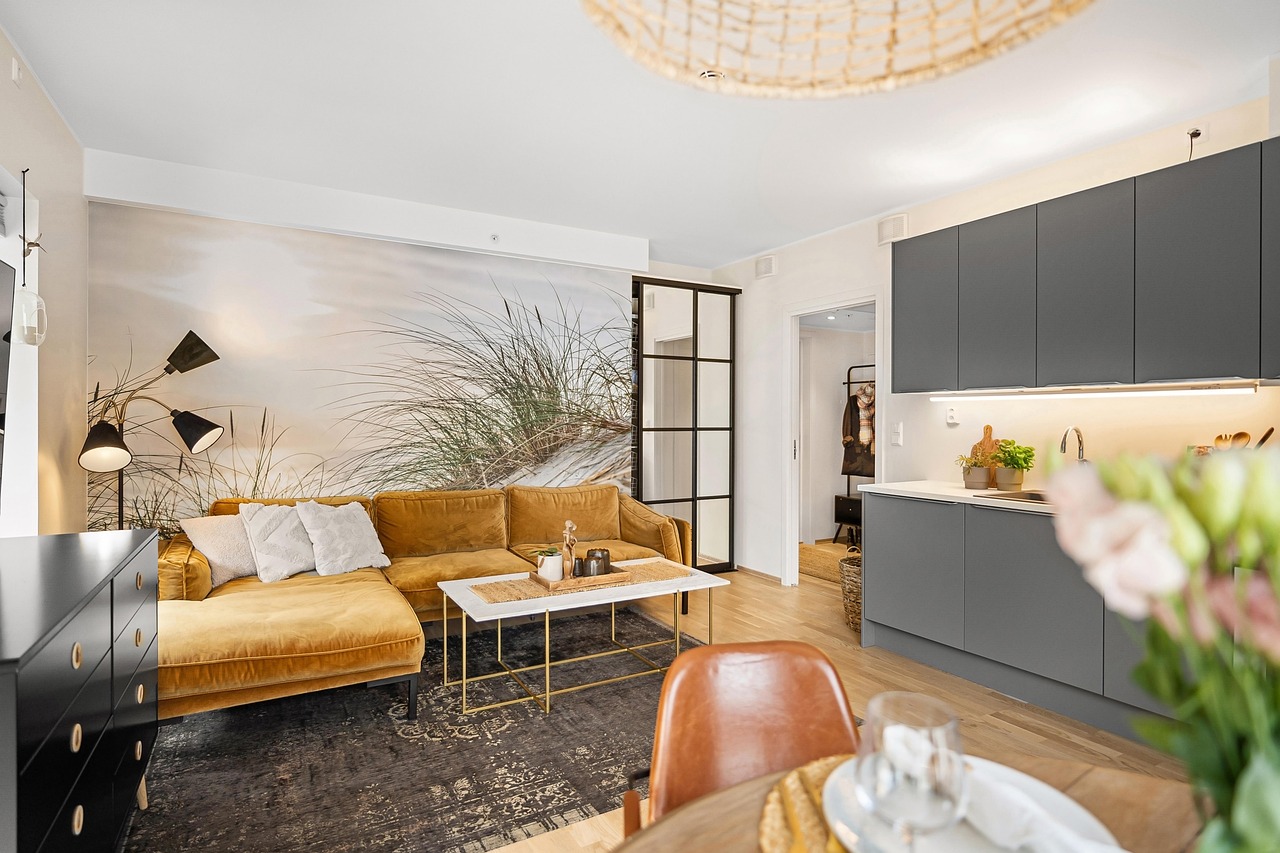 Wandlamp in een moderne keuken die sfeerverlichting geeft naast het aanrecht