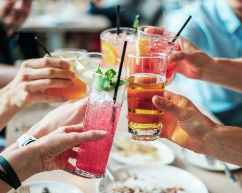 Koude zomerse drankjes op een zonnig terras