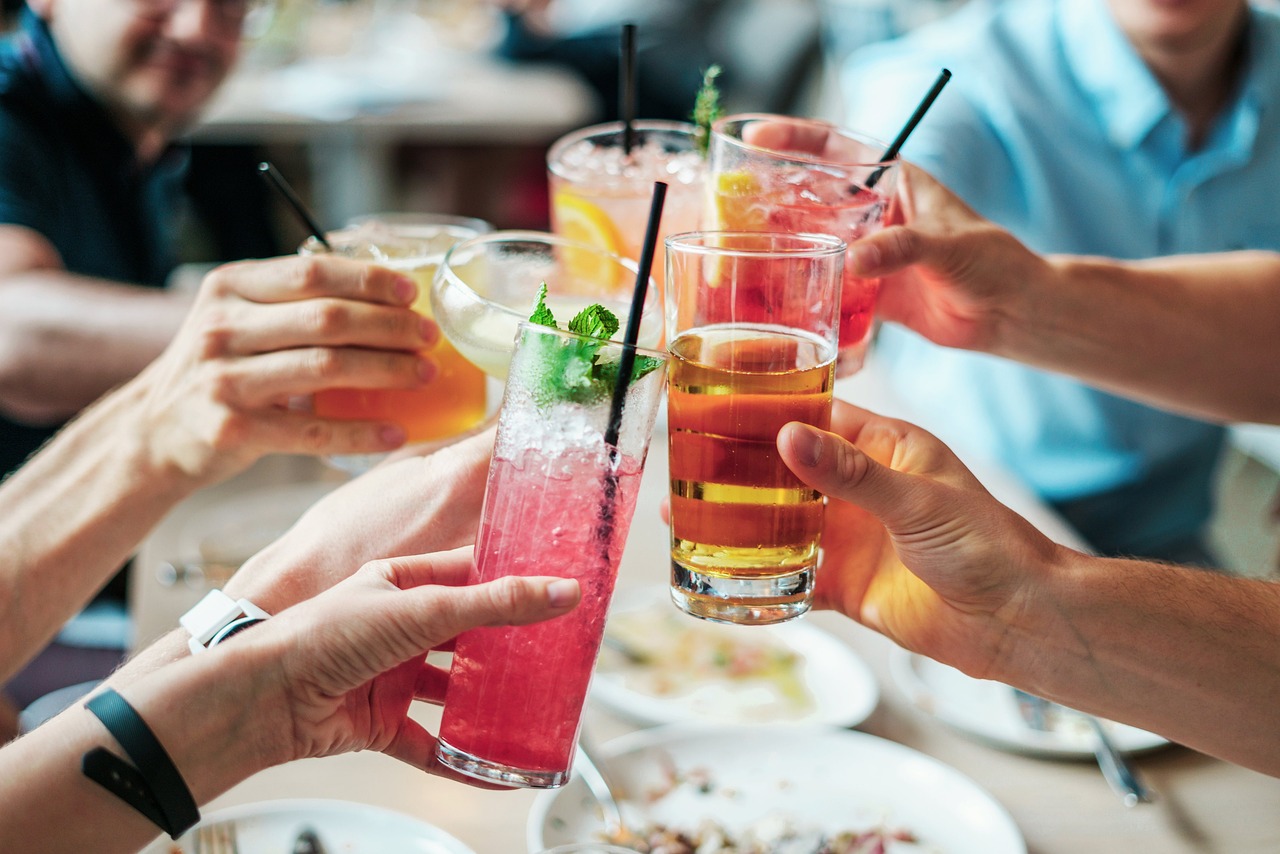 Koude zomerse drankjes op een zonnig terras