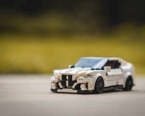 Iemand die de motor van een kleine auto controleert tijdens een warme zomerdag