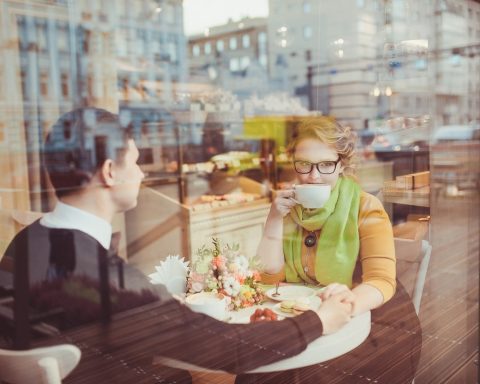 Man en vrouw in gesprek op een terras tijdens een casual date
