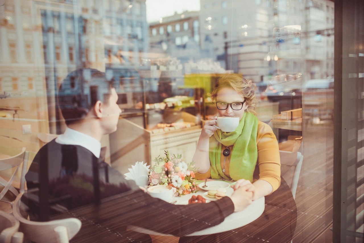 Man en vrouw in gesprek op een terras tijdens een casual date