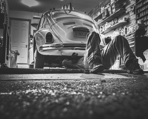 Een 3D-printer in werking op een werkbank in een garagewerkplaats