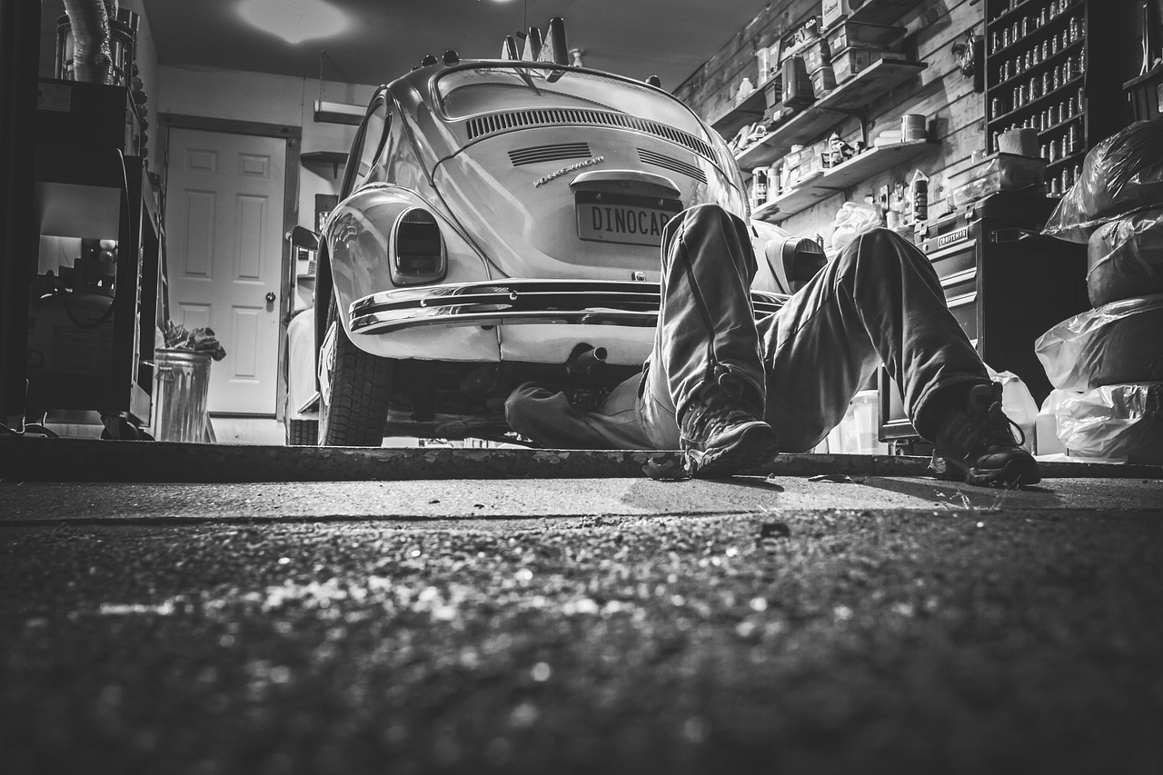 Een 3D-printer in werking op een werkbank in een garagewerkplaats