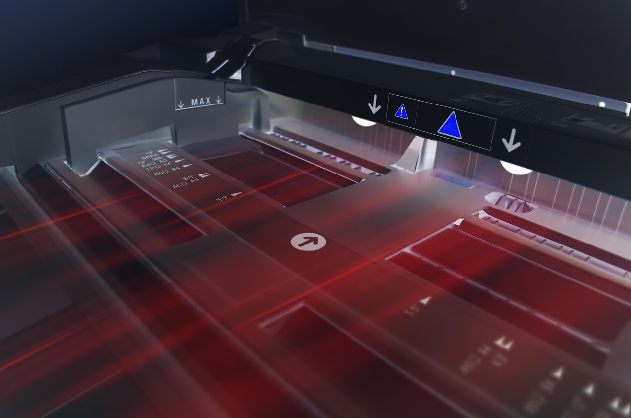 Laserprinter op een bureau in een klein thuiskantoor