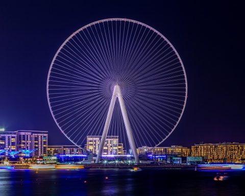 Sfeervolle tuinverlichting op een terras in de avond met meerdere lichtpunten langs het pad