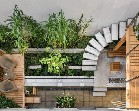 Een decoratief waterornament in een zomerse tuin met borrelend water
