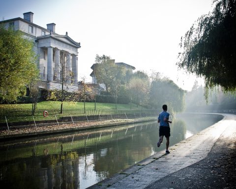 Man die vroeg in de ochtend buiten loopt tijdens een warme zomerdag