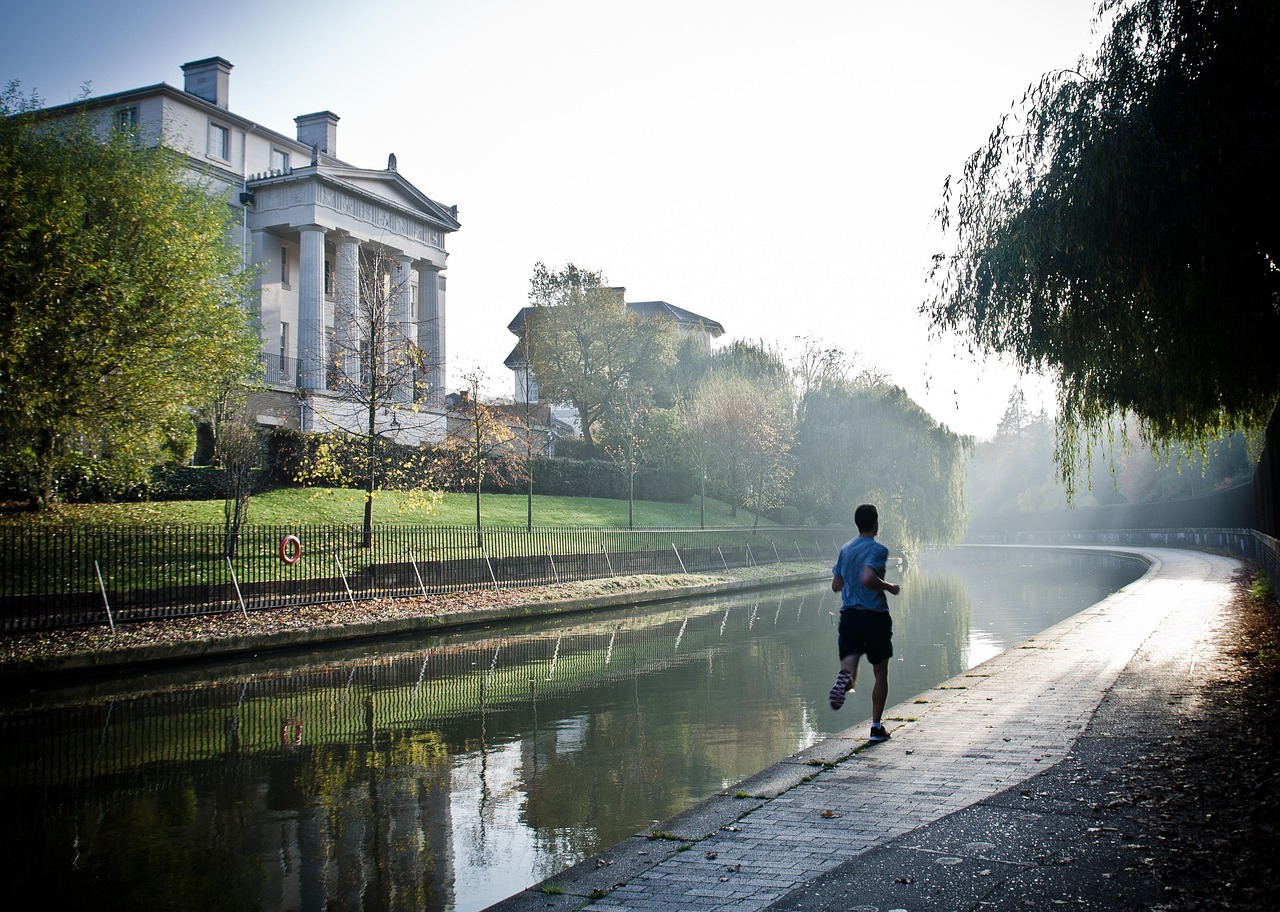 Man die vroeg in de ochtend buiten loopt tijdens een warme zomerdag