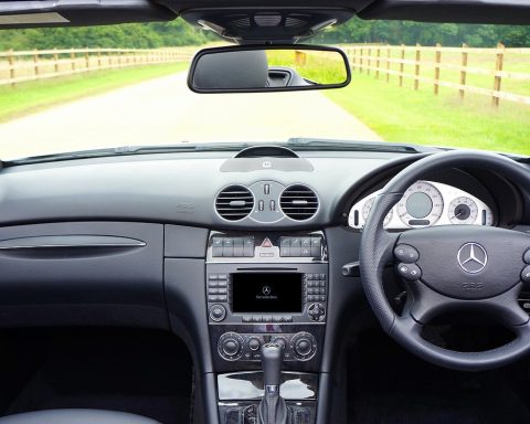 Interieur van een auto met automatische versnellingspook in een stedelijke omgeving