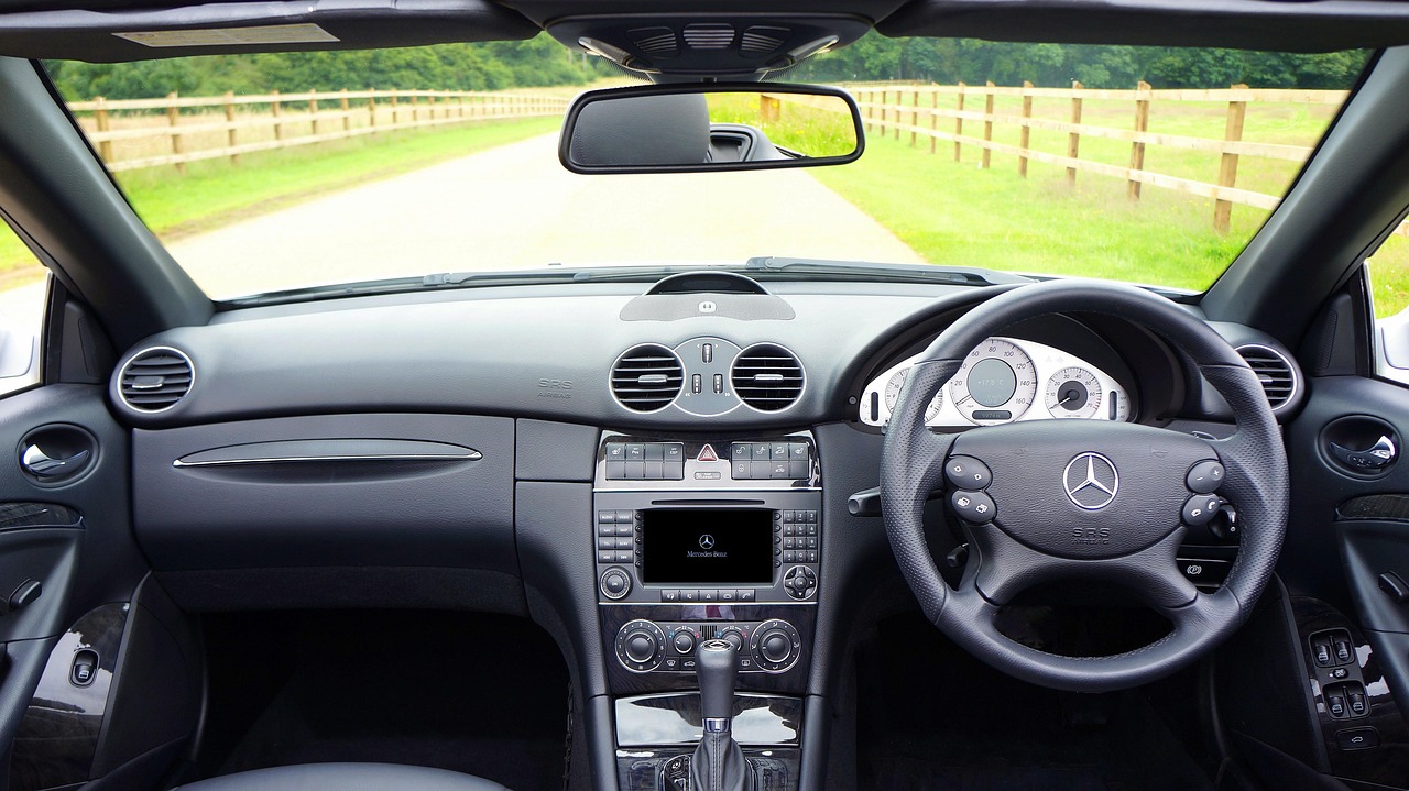 Interieur van een auto met automatische versnellingspook in een stedelijke omgeving