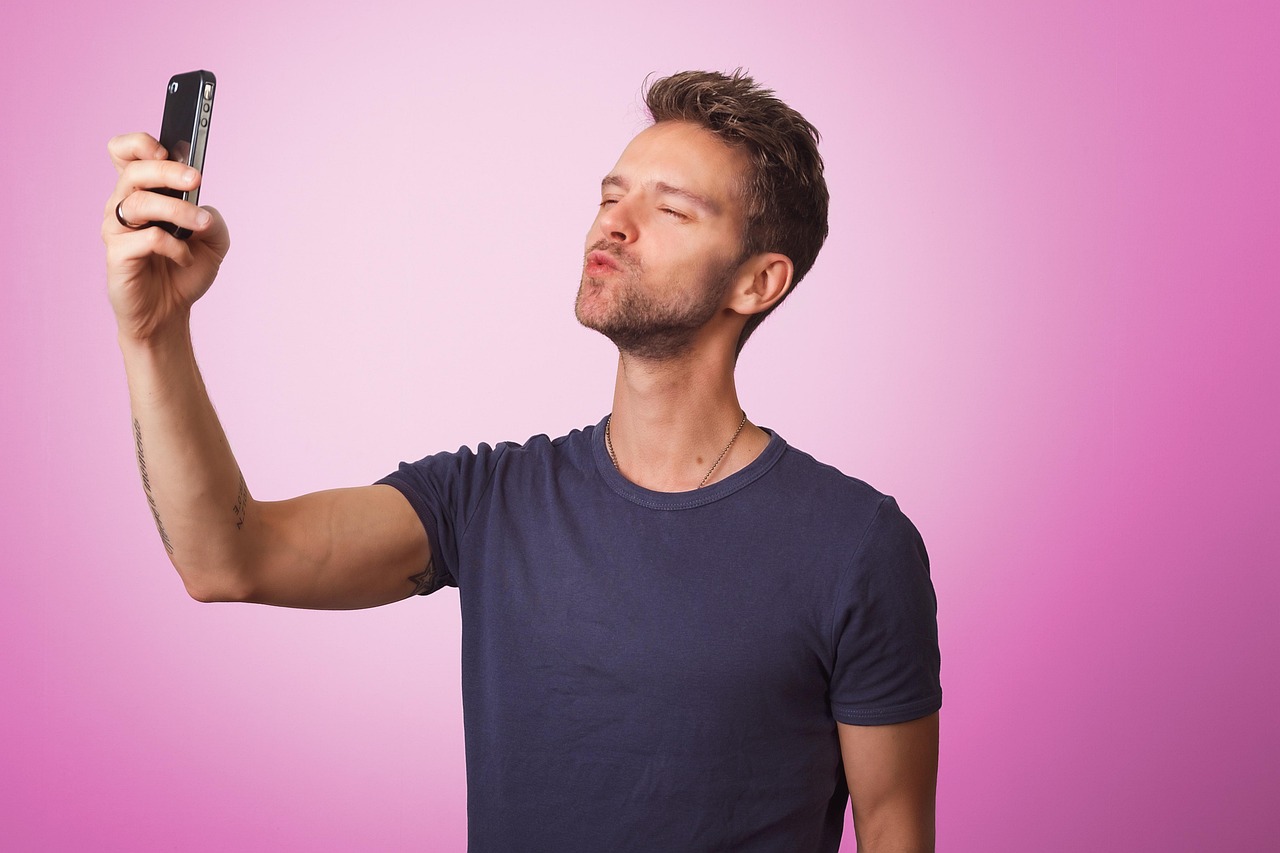 Man die op zijn smartphone een dating-app bekijkt