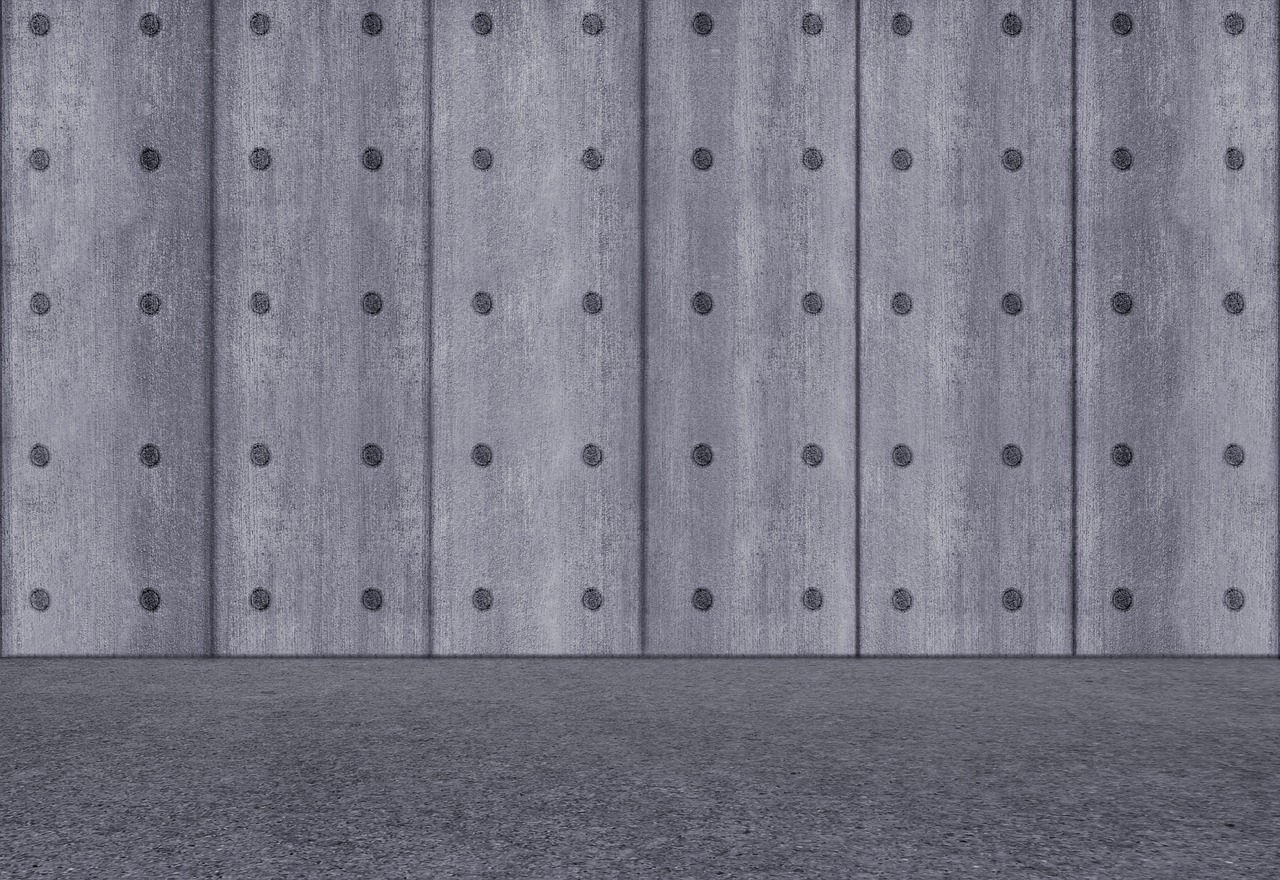 Moderne keuken met industriële betonlook muur en donkere houten accenten