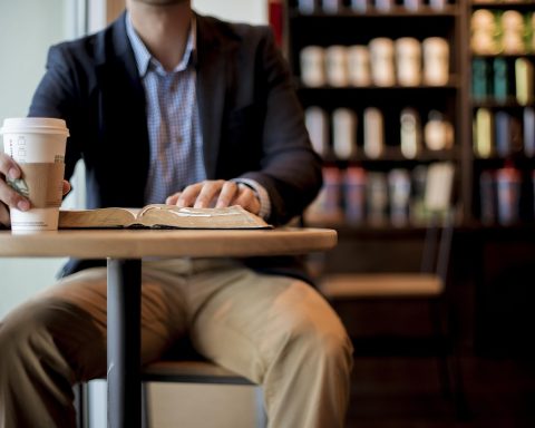 Man leest een boek in een rustig café