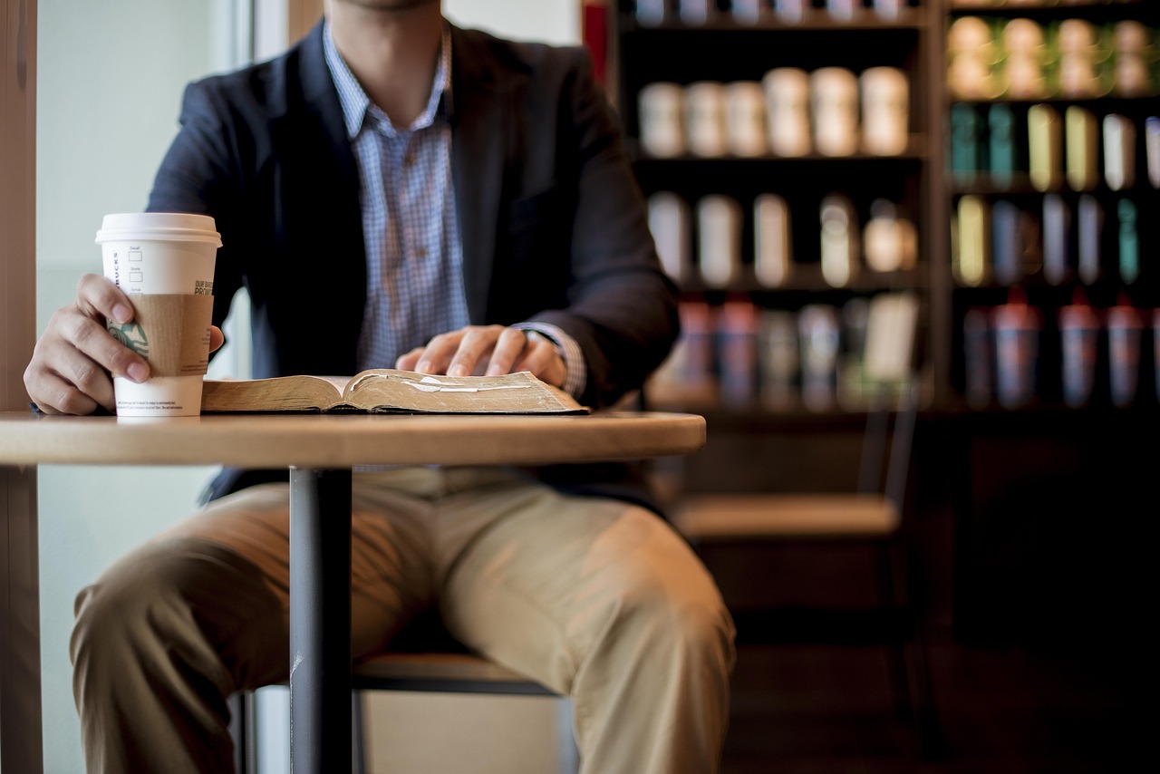 Man leest een boek in een rustig café