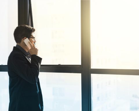 Man zit 's avonds op de bank en kijkt peinzend naar zijn telefoon