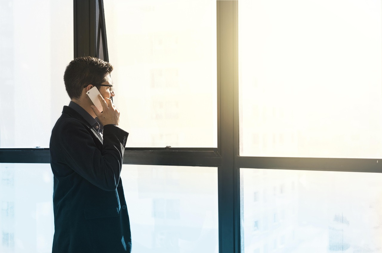 Man zit 's avonds op de bank en kijkt peinzend naar zijn telefoon