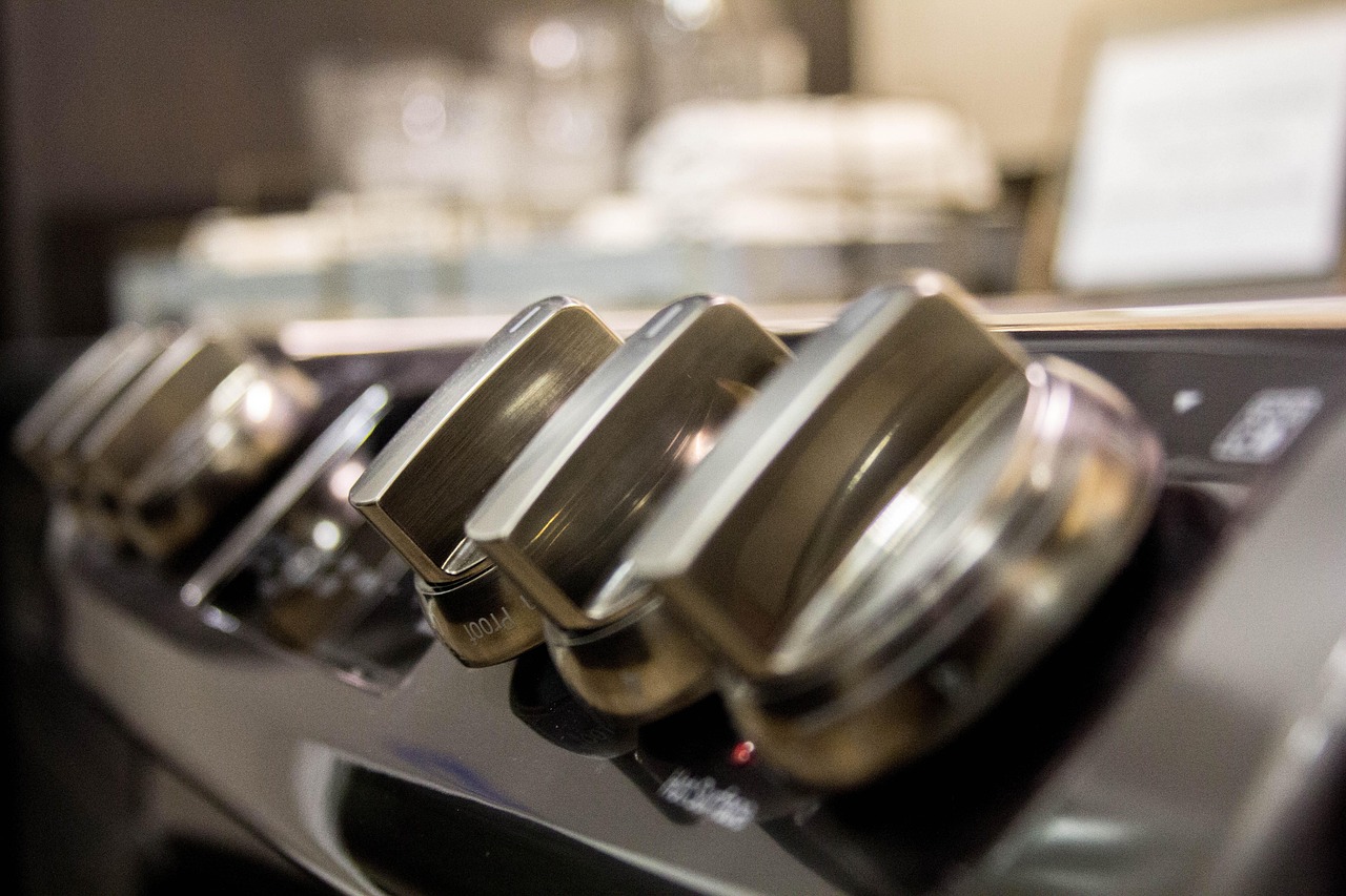 Geborsteld RVS wandpaneel achter een fornuis in een professionele keuken