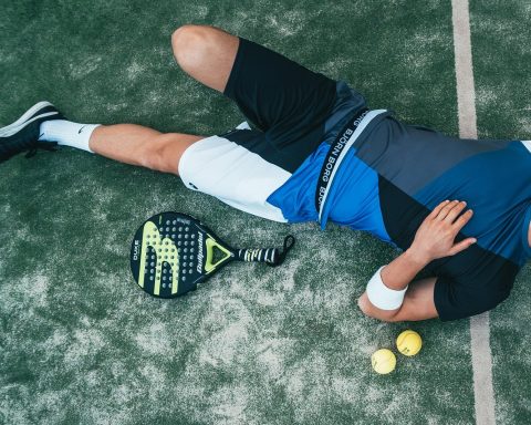 Man die sportkleding bekijkt in een winkel