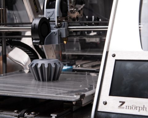 Close-up van een 3D-printer nozzle met filament dat wordt geëxtrudeerd
