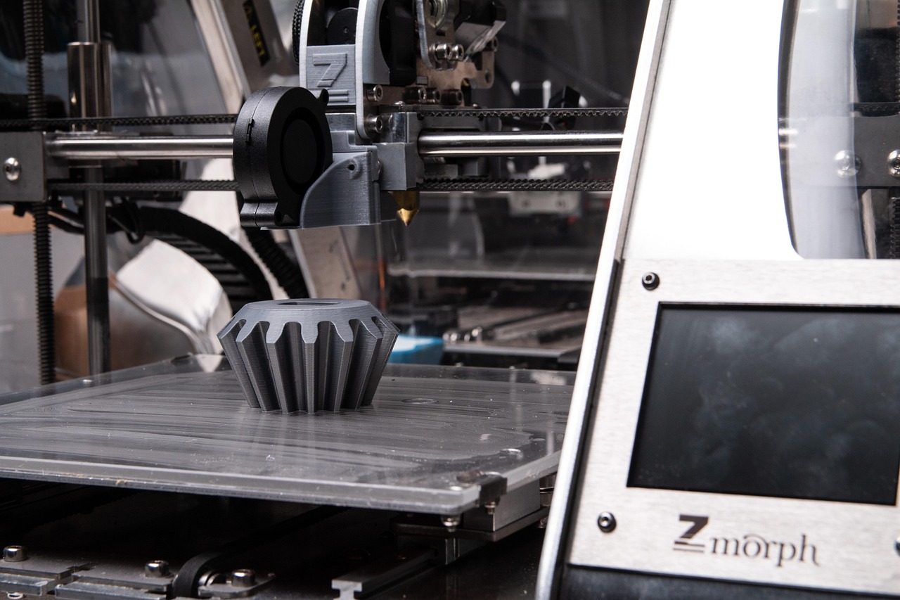Close-up van een 3D-printer nozzle met filament dat wordt geëxtrudeerd