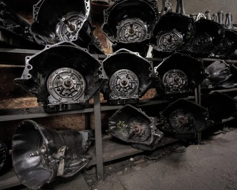 Automaat versnellingsbak opengemaakt op een werkbank in een garage