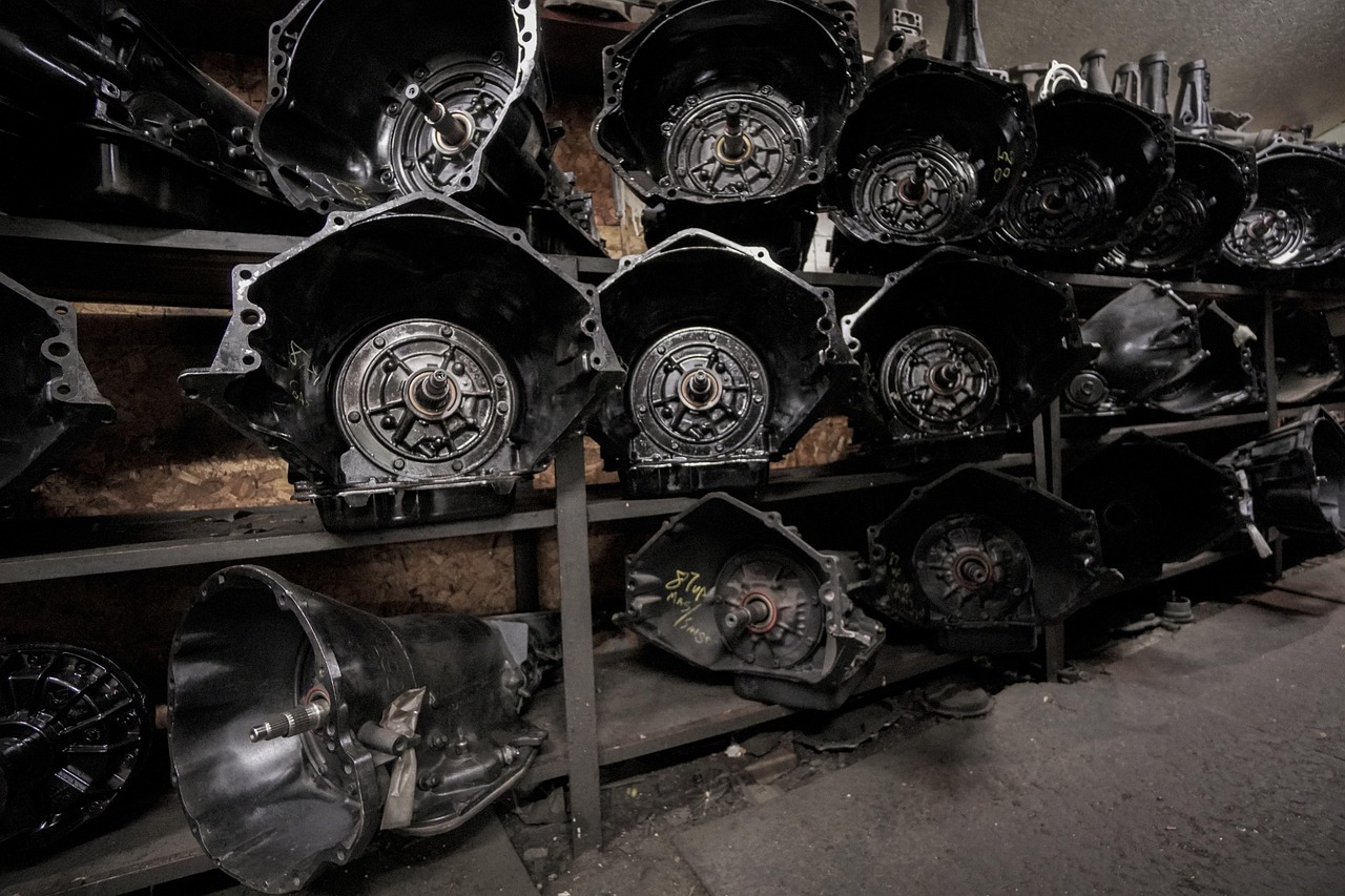 Automaat versnellingsbak opengemaakt op een werkbank in een garage