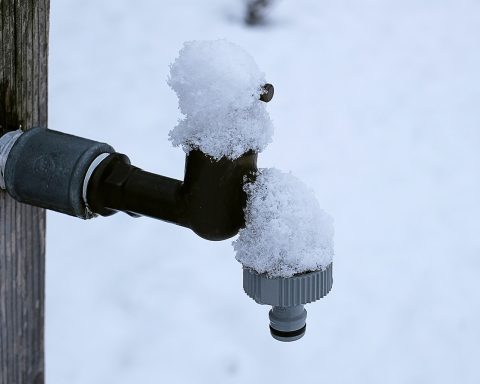 Buitenkraan in een Belgische tuin die klaargemaakt wordt voor de winter