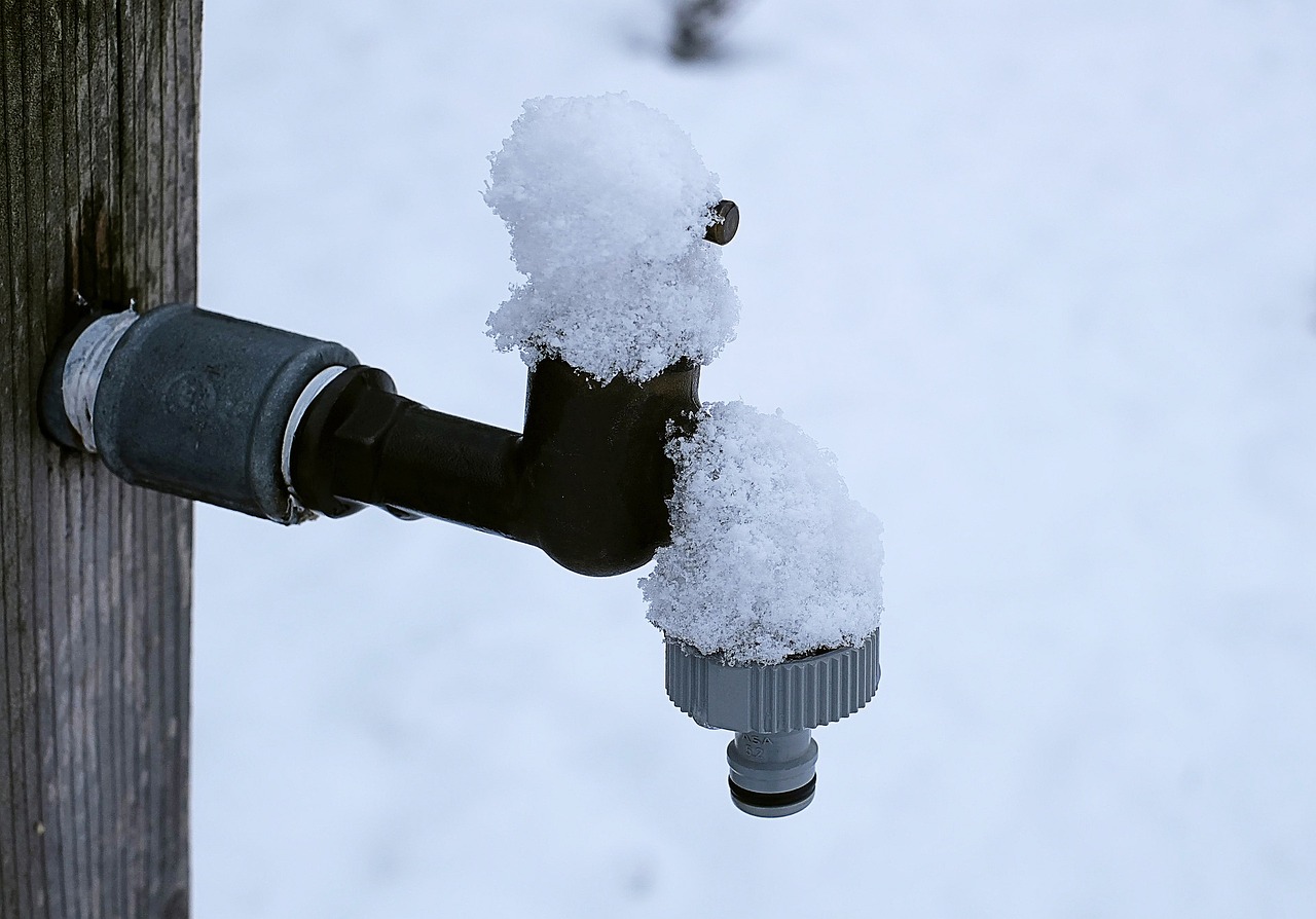Buitenkraan in een Belgische tuin die klaargemaakt wordt voor de winter