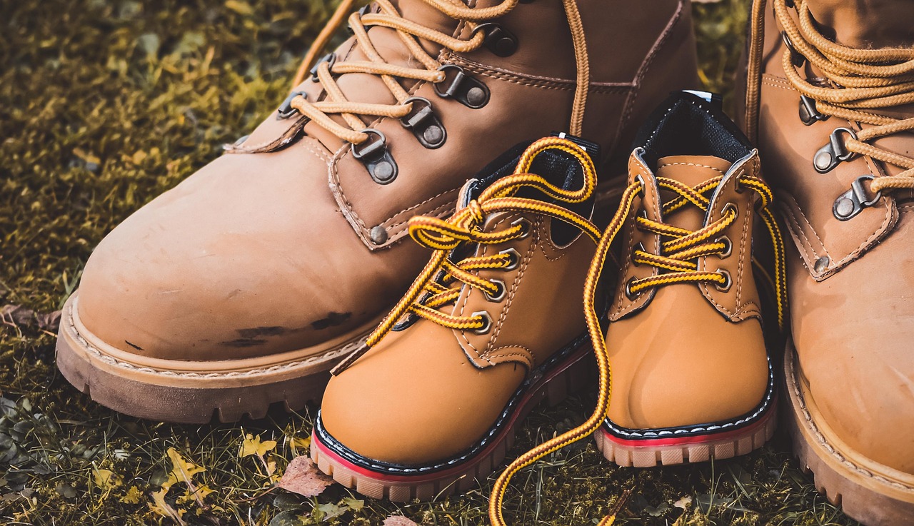 Bruin lederen chelsea boots op een houten vloer