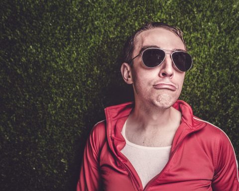 Man die een pakket klaarmaakt voor retourzending van online bestelde kleding
