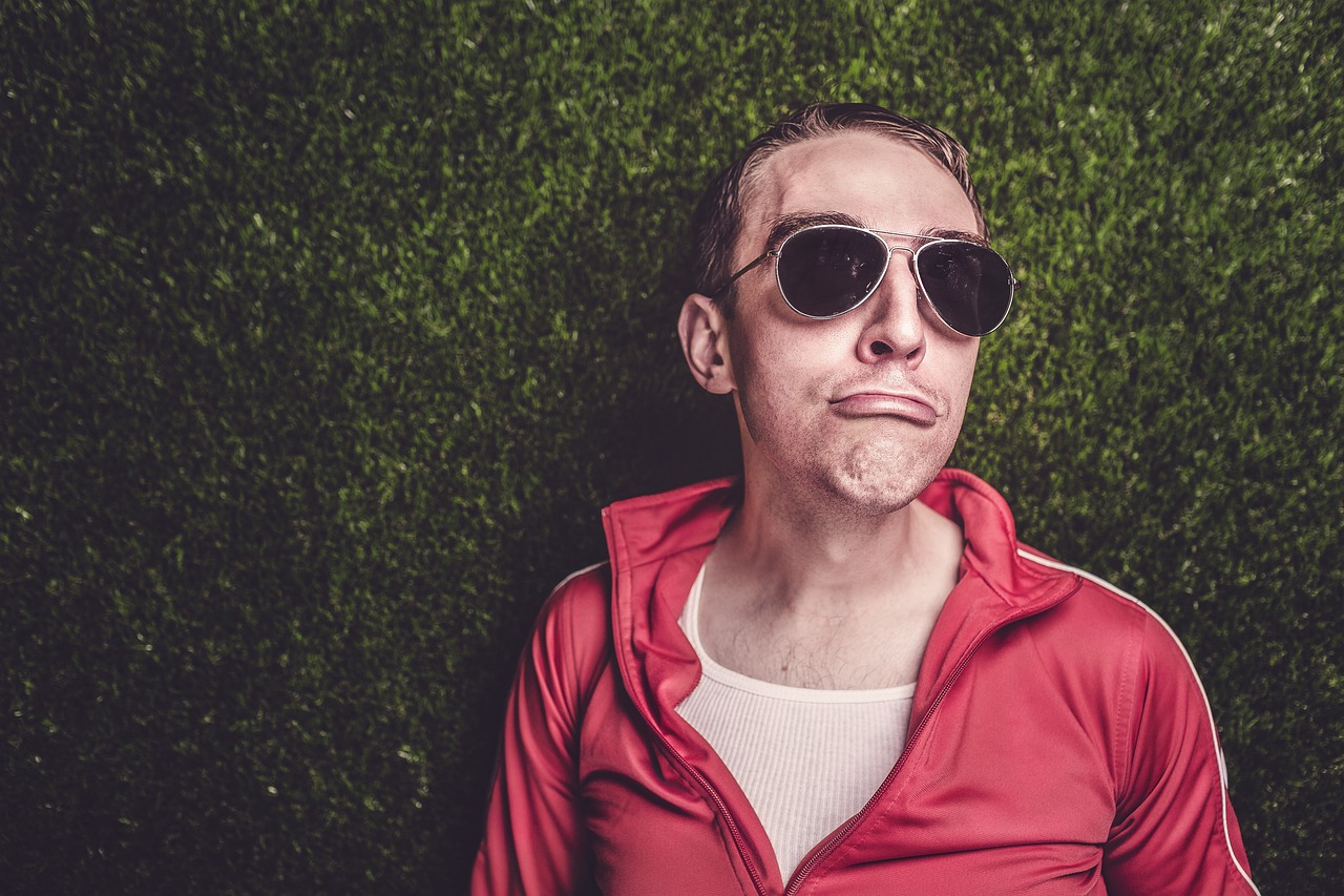 Man die een pakket klaarmaakt voor retourzending van online bestelde kleding