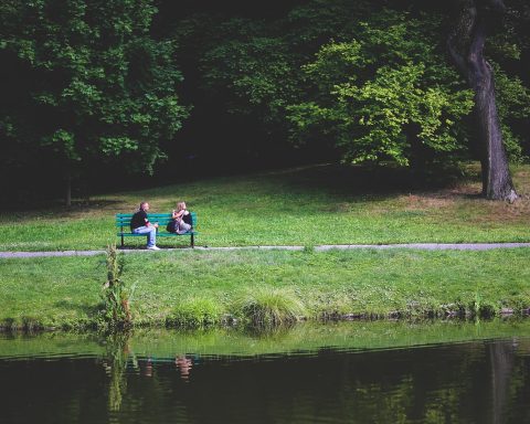 Man en vrouw in gesprek op een eerste date in een café