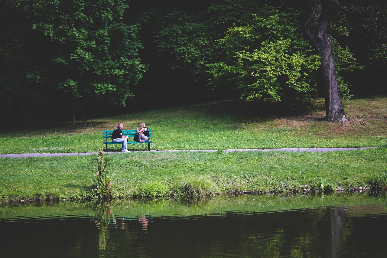 Man en vrouw in gesprek op een eerste date in een café