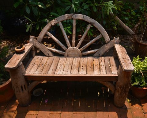 Een loungeset op een terras in de tuin