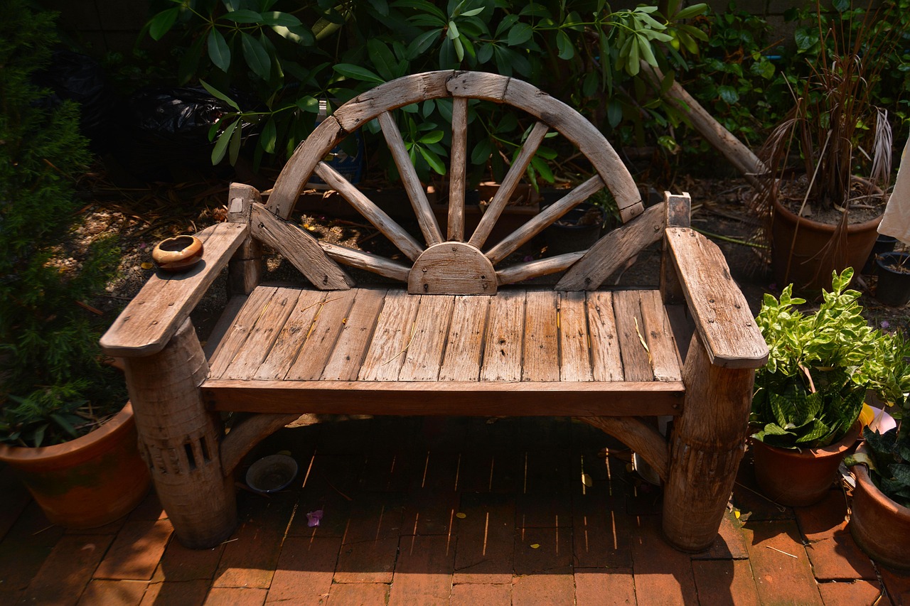 Een loungeset op een terras in de tuin